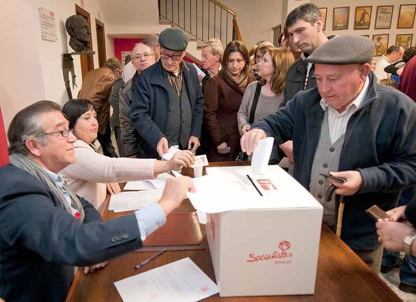 Una de las votaciones para elegir a la ejecutiva de la agrupación del PSOE de Sagunto antes de su disolución