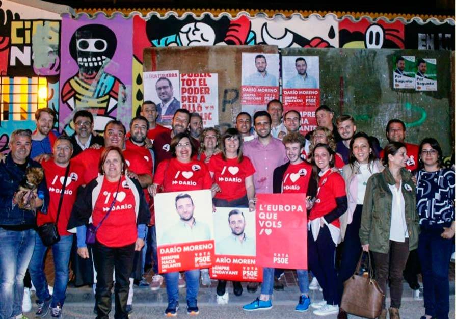Integrantes del PSPV-PSOE de Sagunto durante el inicio de la campaña de anoche