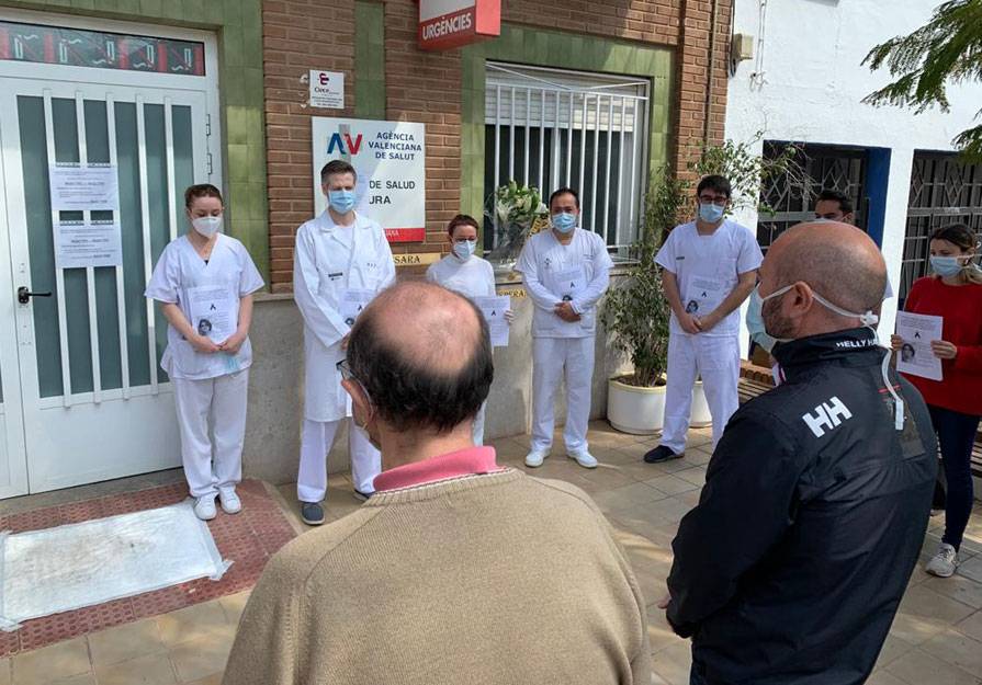 Los compañeros de la sanitaria fallecida han guardado un minuto de silencio a las puertas del Centro de Salud de Faura