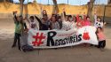 Algunos alumnos de este centro muestra un gran cartel con el hastag «#Resistiréis»