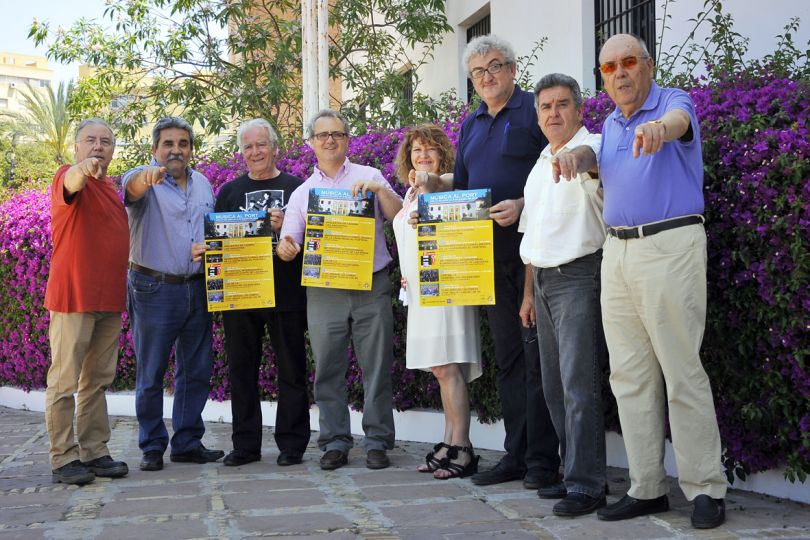 El concejal de Cultura, José Manuel Tarazona, junto a miembros de las entidades que participarán en el festival