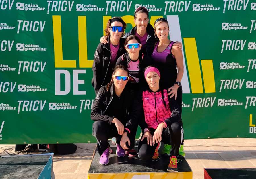 Las integrantes del equipo femenino del Morvedre Triatlón subieron a lo más alto del podio