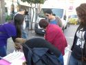 Esquerra Unida y el PCE recogen firmas contra el aborto en el mercado de Sagunto