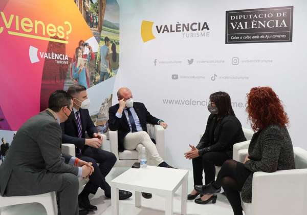 Antonino se reúne con la Diputación de Valencia y empresas especializadas en la primera jornada de Fitur