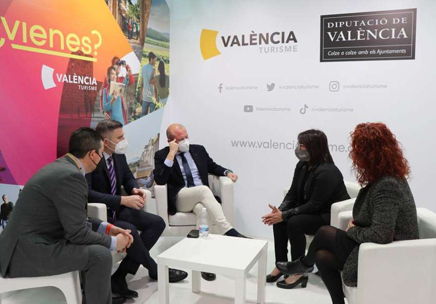 La edila de Turismo junto a los responsables de la Diputación de València
