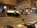 Un coche se estrella contra una terraza de la plaza Ángel Perales