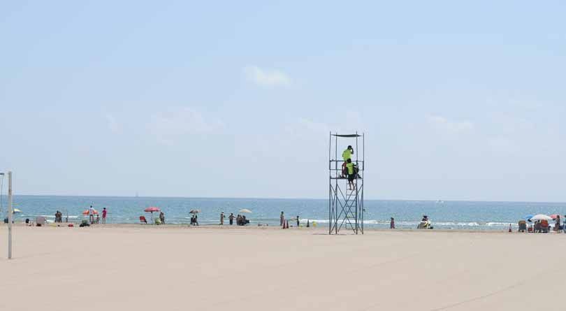 Las playas de la comarca son de las más visitadas por los turistas durante los meses de verano