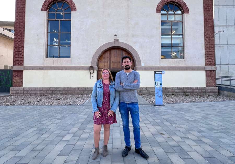 Roberto Rovira y Débora Sánchez frente a las puertas del futuro Museo Industrial