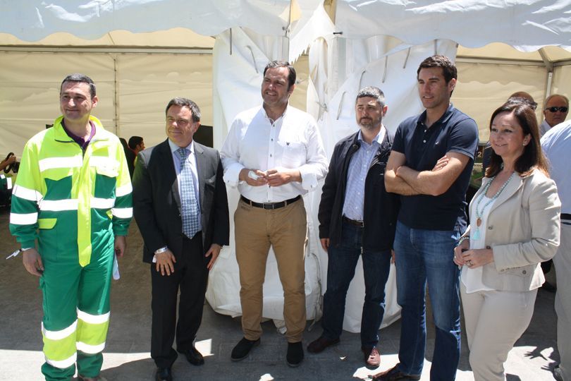 Miguel Ángel Urbano e Isidoro Miranda junto a algunos de los responsables municipales que han acudido al acto