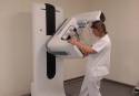 Uno de los nuevos mamógrafos que se utilizan para la detección del cáncer de mama