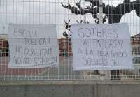 Dos de los carteles que se han colgado en el exterior de este colegio de Canet d&#039;en Berenguer