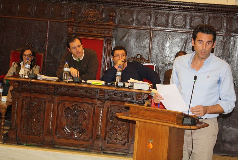 El concejal de Urbanismo, Paco Villar, durante su intervención en el pleno municipal de ayer