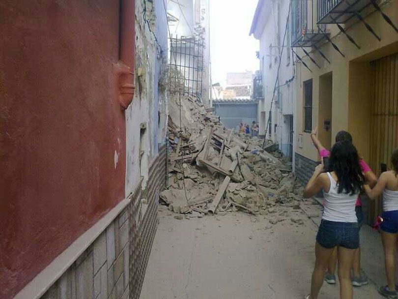 Se derrumba una casa en la calle Armengol