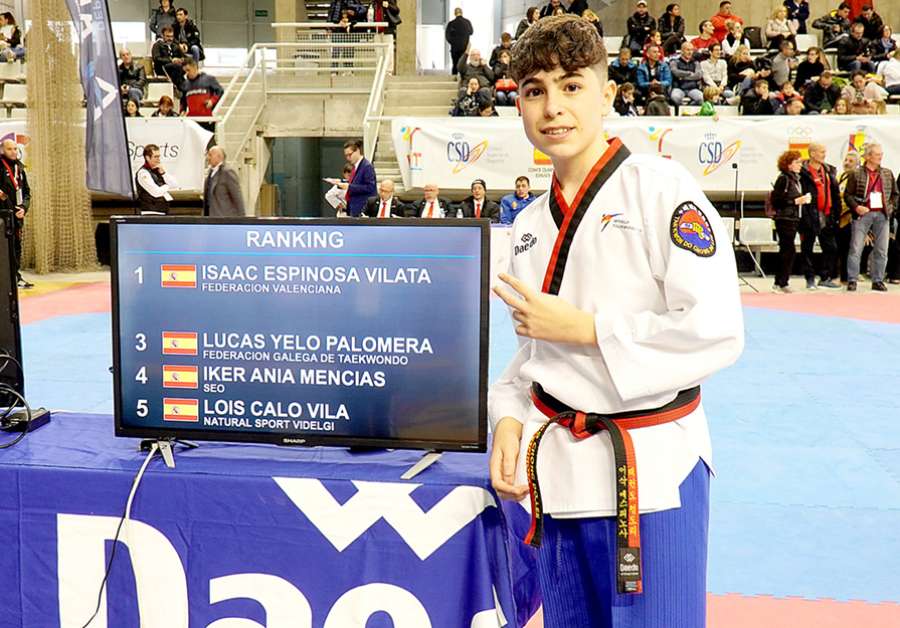 El joven taekwondista de Puerto de Sagunto, Isaac Espinosa, celebra el resultado tras una competición