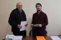 El presidente del club de pilota y el alcalde de Algímia durante la firma del convenio