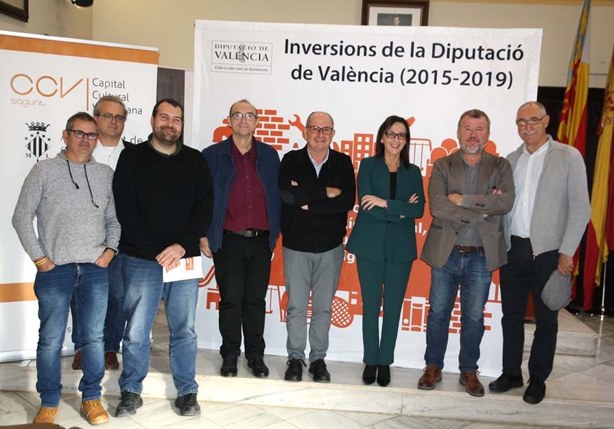 La vicepresidenta de la Diputación de València, Maria Josep Amigó, junto a representantes de los municipios de la comarca