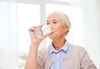 Recomiendan beber dos litros de agua a las personas mayores para evitar golpes de calor