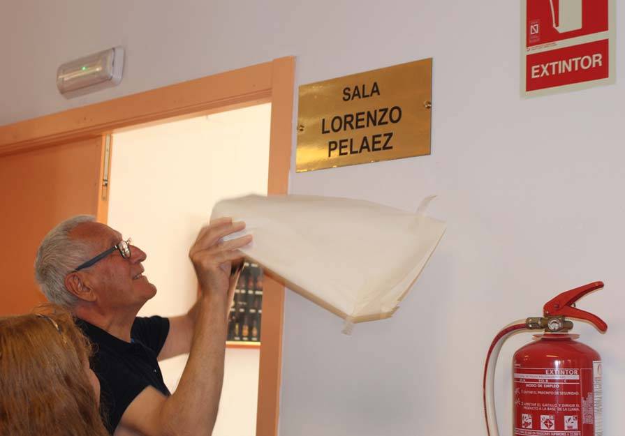 El presidente de la UMP, Lorenzo Peláez, descubriendo la placa del salón de actos con su nombre