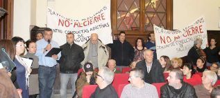 El anuncio de que el ayuntamiento se hará cargo del centro de Proyecto Hombre no evitó las protestas en el pleno