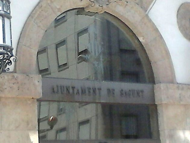 Los trabajadores de Galmed lanzan huevos a la fachada del Ayuntamiento de Sagunto