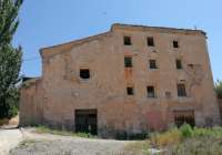Edificio del antiguo convento de los capuchinos, regido por los padres paúles, y situado a orillas de la carretera hacia Zaragoza a la salida de la ciudad, en el que se habilitó la cárcel.