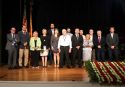 Los galardonados junto al alcalde de Sagunto, Francesc Fernández, y los representantes de los grupos políticos