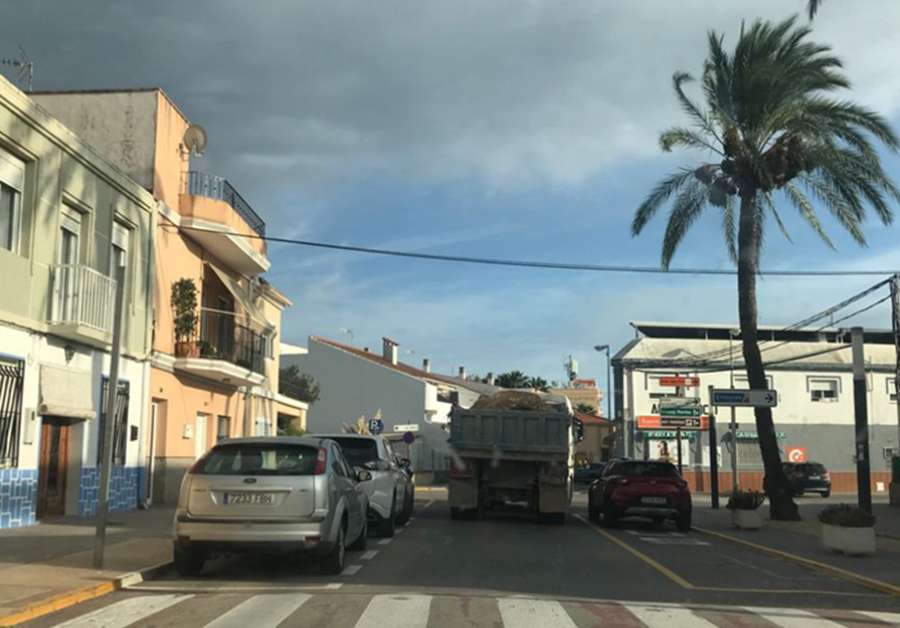 Uno de los camiones transportando grandes piedras desde la cantera a Almenara
