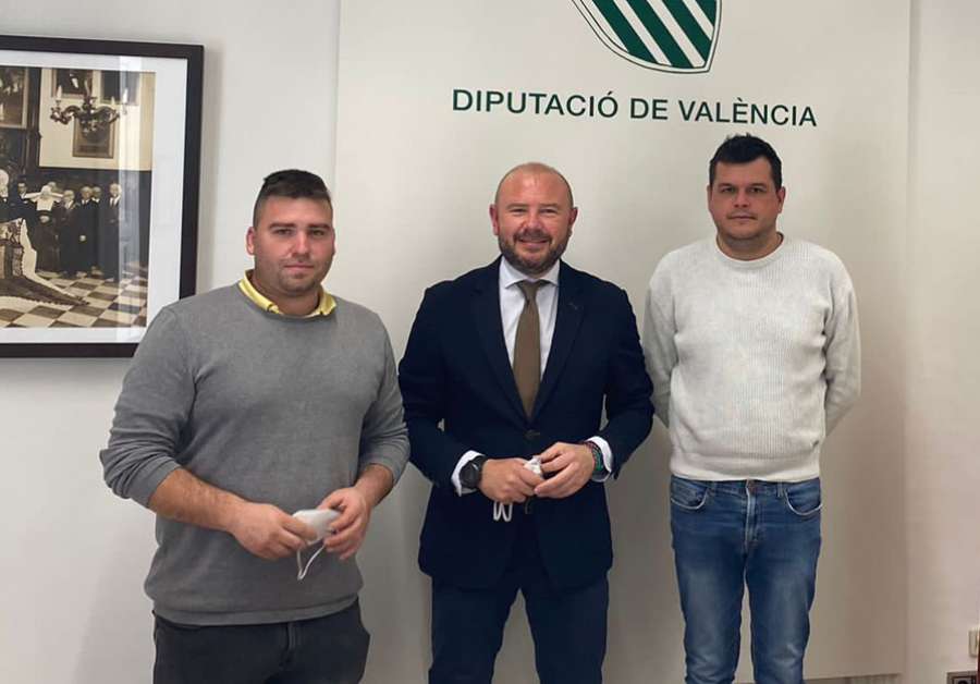 El presidente de la Diputación de València junto a los representantes de las federaciones de peñas de la ciudad