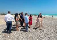 Belén Hoyo visitó las playas del norte de la ciudad acompañada de representantes del PP de Sagunto