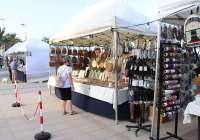 El mercado artesanal vuelve, un año más, al paseo marítimo (Foto de archivo)