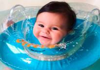 Los pediatras desaconsejan el uso de flotadores de cuello en bebés