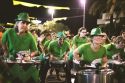 Integrantes de Green Gos Batukada durante el desfile