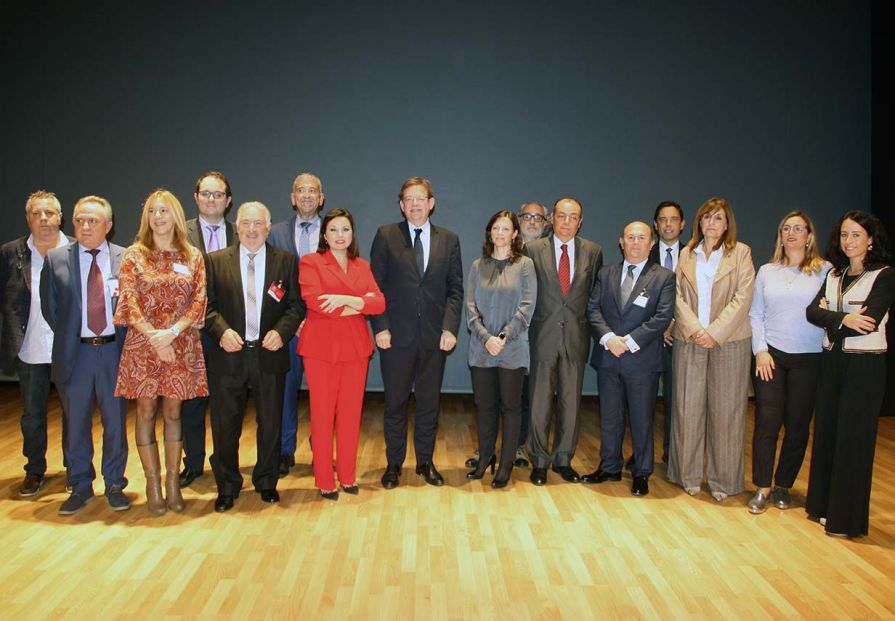 El presidente de la Generalitat Valenciana, Ximo Puig, junto a la junta directiva de ASECAM y el presidente de la CEV, Salvador Navarro