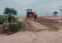 La empresa pública de limpieza está interviniendo en el paseo marítimo para retirar la arena acumulada en la zona