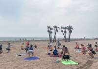 Las clases de Yoga se llevan a cabo en la playa Racó del Mar