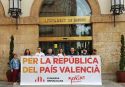 Militantes de ERPV acudieron con una pancarta a las puertas del palacio consistorial saguntino