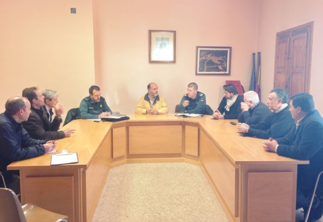 Los alcaldes junto a los miembros de la Guardia Civil en la reunión celebrada esta mañana