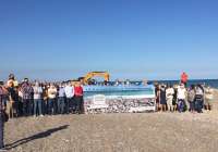 Un centenar de personas protesta en Almardà por la retirada de grava de su playa