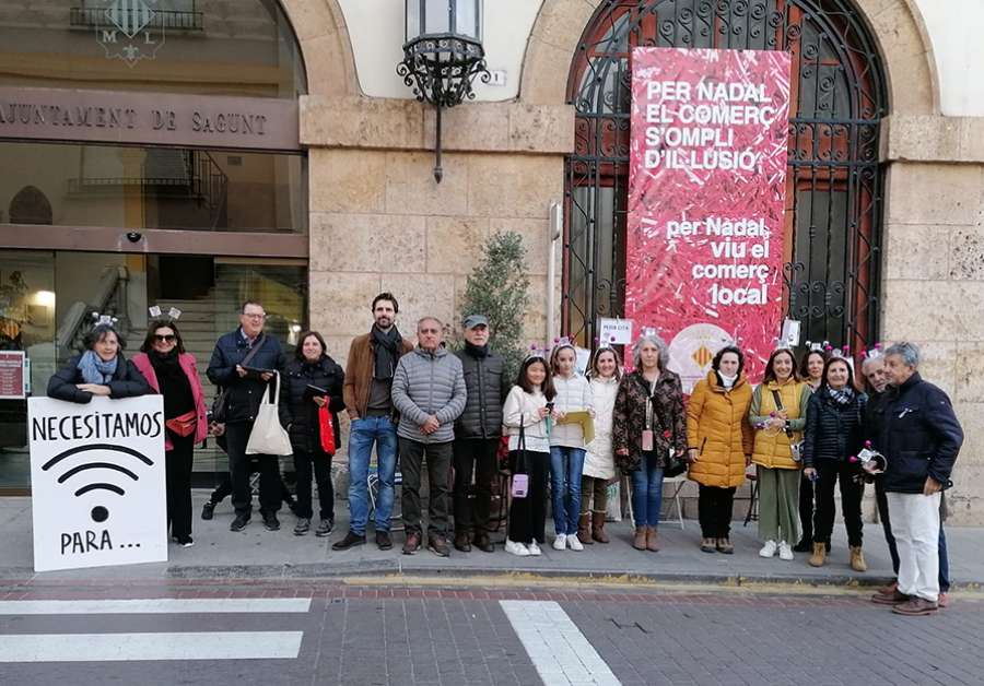 Un grupo de vecinos de Ciutat Vella en la protesta frente al palacio municipal