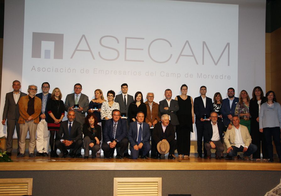 Foto de familia de todos los premiados junto a autoridades y junta directiva de ASECAM