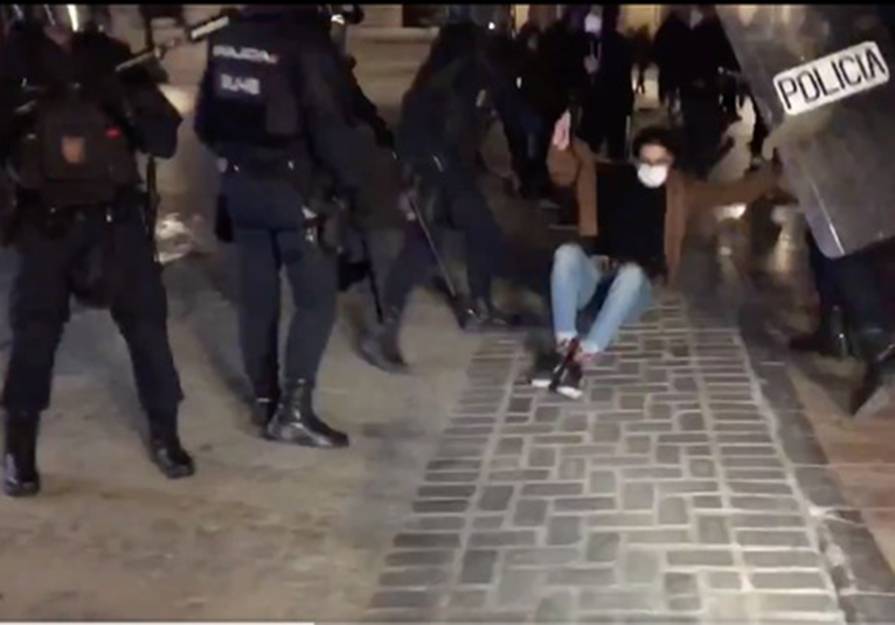Los policías cargaron contra los manifestantes que mostraban su rechazo por el encarcelamiento de Pablo Hasél