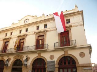 La bandera de El Puerto se puede ver en la fachada del palacio consistorial saguntino