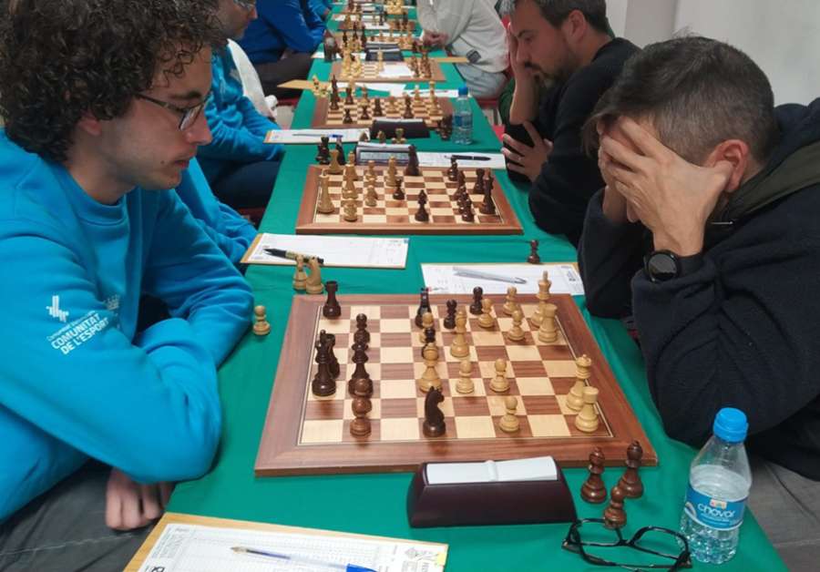 El Maestro Internacional del Escacs Morvedre, Íñigo López, durante la partida ante Alexis Cabrera del Mislata