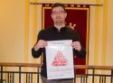 El concejal de Comercio, Sergio Moreno, posa con el cartel del concurso