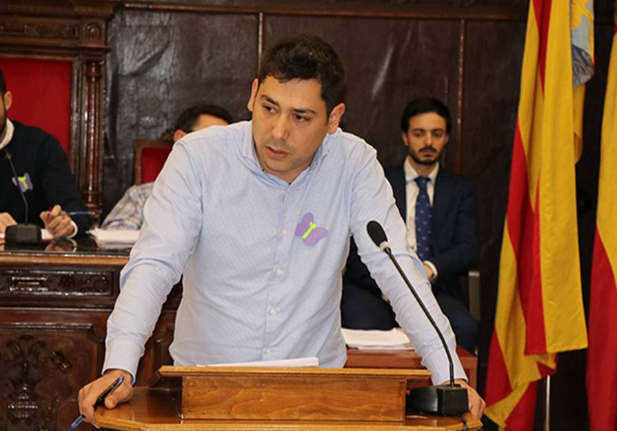 El concejal de EUPV, Roberto Rovira, fue el encargado de presentar la propuesta