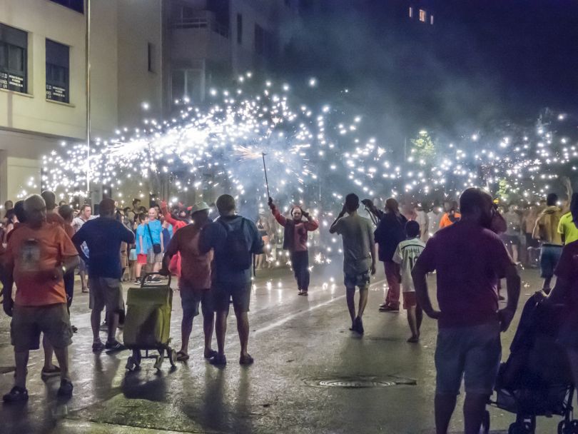 La «xopà» es uno de los actos más multitudinarios de las fiestas patronales de Puerto de Sagunto (Foto: Emilio Rubio)
