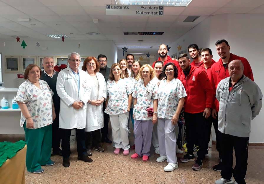 Los jugadores del Fertiberia BM Puerto Sagunto han visitado esta mañana el centro hospitalario