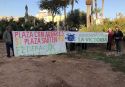 La Asociación de Vecinos La Victoria exhibiendo pancartas contra la actuación en la Plaza del Sol