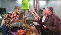 El alcalde y el concejal de promoción del valenciano repartiendo bolsas en el mercado del Puerto
