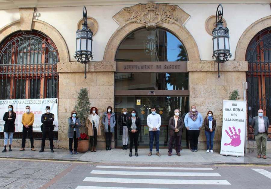 Miembros de la Corporación Municipal, con el alcalde y concejal de Igualdad, Darío Moreno, al frente se han concentrado ante las puertas de los edificios públicos